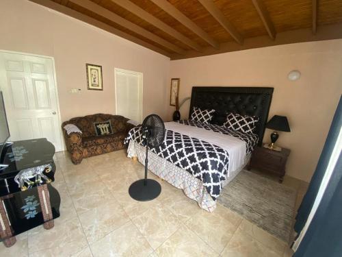 Portmore - Cheerful Private Bedroom with Fan only or AC - Choose your room