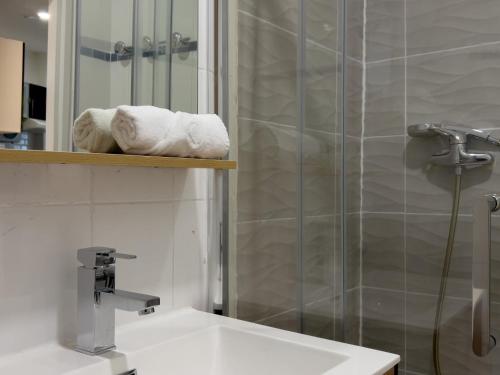 Apartment with Shower image 9
