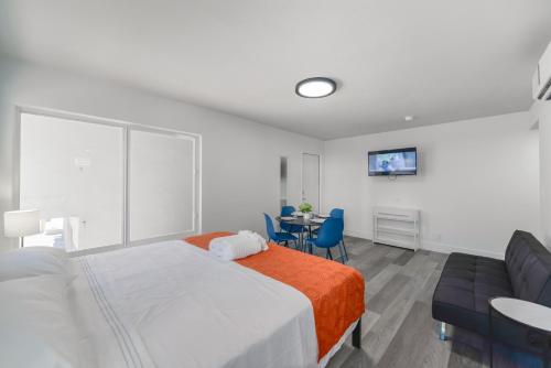 Beachfront Getaway Studio with Parking - M21 in Hollywood, USA