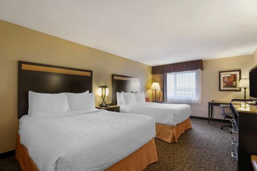 Queen Room with Two Queen Beds and Moutain View - Non-Smoking