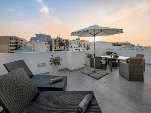 Bugibba Deluxe Penthouse with terrace & communal swimming pool 5