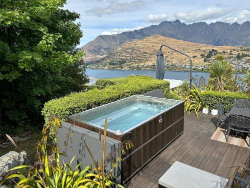 Luxury Lake View Retreat with Hot Tub - main image
