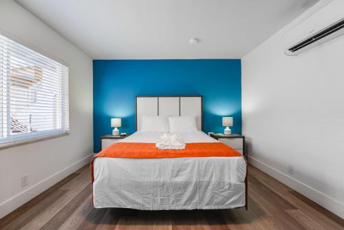 Beachfront Studio with Pool access -M24 in Hollywood, USA