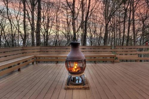 Blue Ridge Bliss- Spacious Cabin, Pets, Hot Tub!