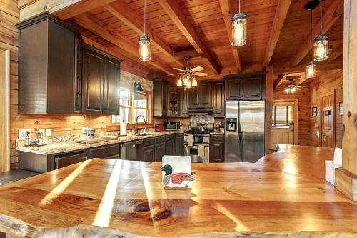 Blue Ridge Bliss- Spacious Cabin, Pets, Hot Tub!