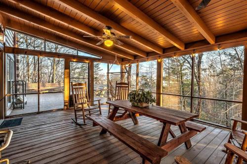 Blue Ridge Bliss- Spacious Cabin, Pets, Hot Tub!