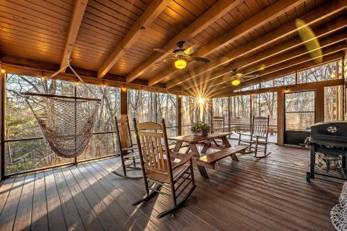 Blue Ridge Bliss- Spacious Cabin, Pets, Hot Tub!