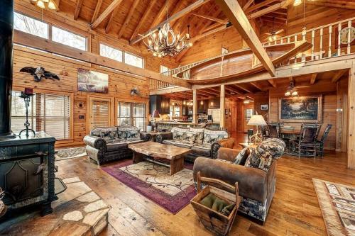 Blue Ridge Bliss- Spacious Cabin, Pets, Hot Tub!