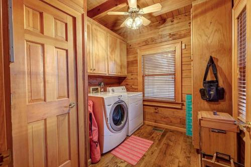 Blue Ridge Bliss- Spacious Cabin, Pets, Hot Tub!