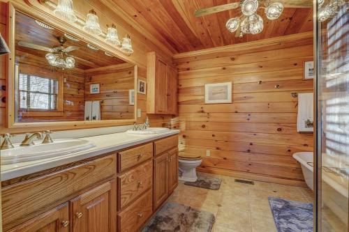 Blue Ridge Bliss- Spacious Cabin, Pets, Hot Tub!