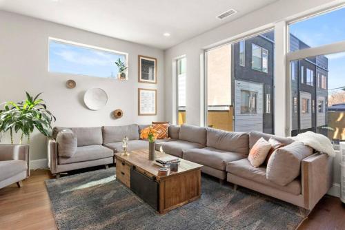 Hip Townhome w- Rooftop VIEWS - Walk to Everything