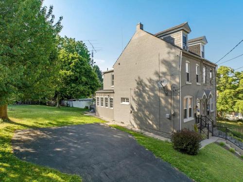 Rare City Home w/ Backyard Fire-pit & Hottub in Lancaster, USA