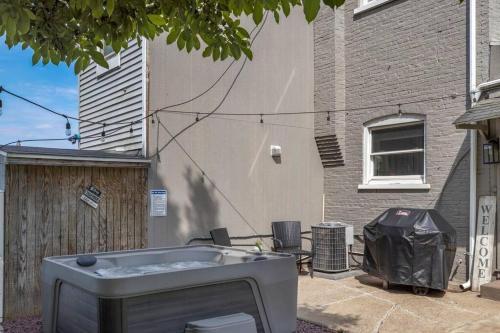 Rare City Home w/ Backyard Fire-pit & Hottub in Lancaster, USA