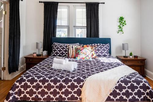 Globetrotters Suite in Historic Richmond with Patio