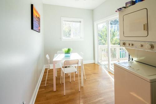 Globetrotters Suite in Historic Richmond with Patio