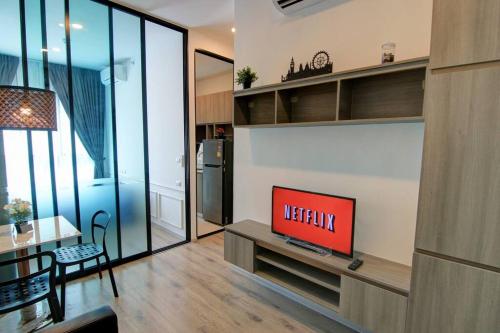 New Condo, Hi-Speed Wi-Fi, Gym Pool, near Lam Sali MRT, Bangkok