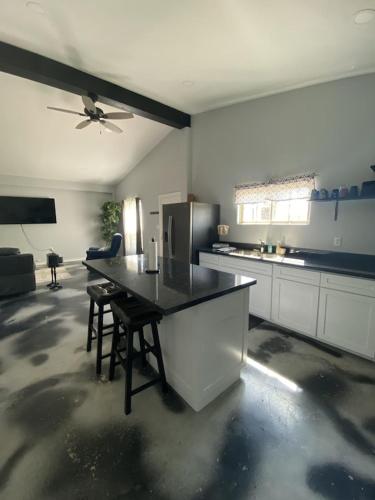 . Modern Spacious Vacation House less than a minute away from the harbor