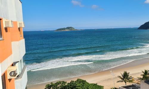 Beach, Cobertura Luxuosa, pe na areia - Exclusividade na Praia do Tombo, Guaruja, a Mais Premiada com Bande near Churrascaria Yedo