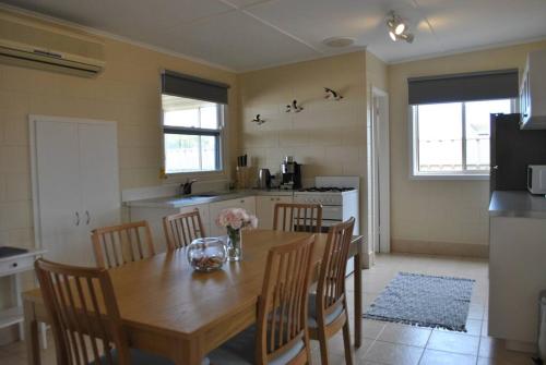 Hideaway Tom’s on Mundoo Channel - Waterfront in Hindmarsh Island