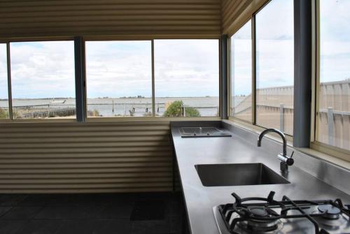 Hideaway Tom’s on Mundoo Channel - Waterfront in Hindmarsh Island