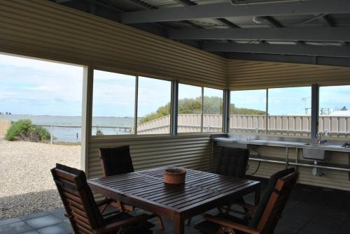Hideaway Tom’s on Mundoo Channel - Waterfront in Hindmarsh Island
