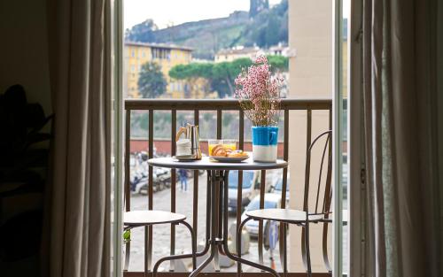 3 Master Bedrooms With Balcony on the River with Views, Florence