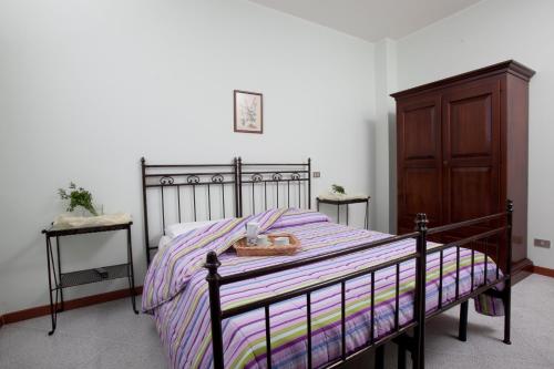 1 queen bed, 2 bunk beds