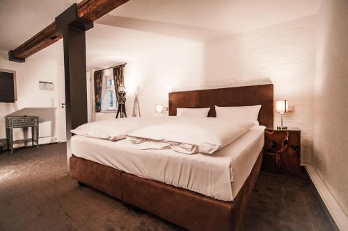 1 king bed, 1 sofa bed