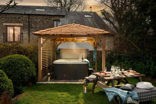 Water Mill at East Trenean Farm -Luxury Cornish Cottage sleeping 4 with hot tub, private garden, rural views and EV facilities