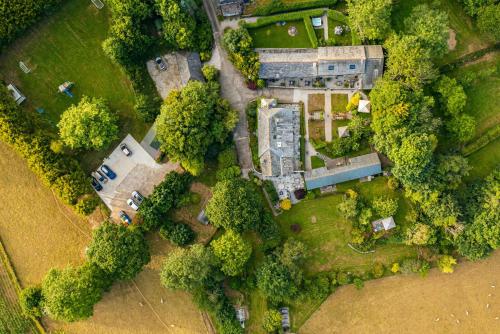 Water Mill at East Trenean Farm -Luxury Cornish Cottage sleeping 4 with hot tub, private garden, rural views and EV facilities