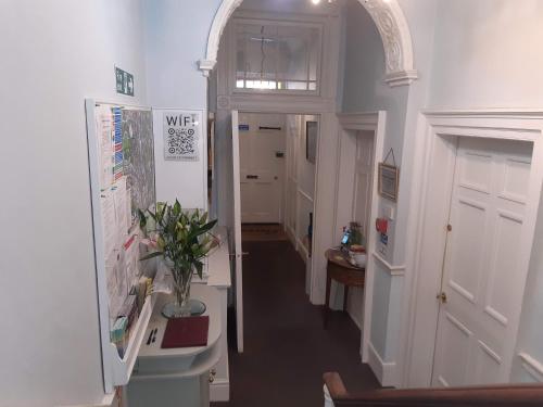 Brocks Guest House - image 8