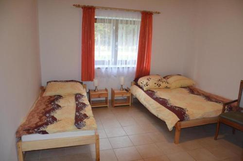 1 queen bed, 1 double bed, 1 sofa bed