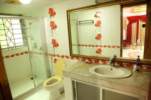 room detail thumbnail 2