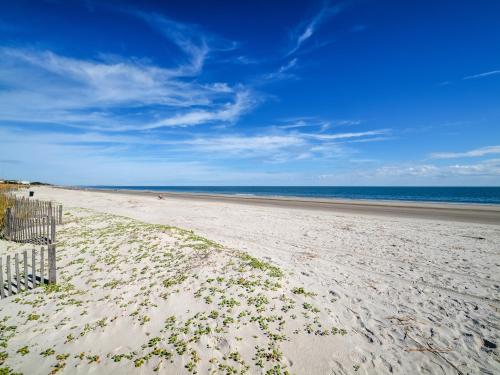 Beach & Tennis Admirals Row 105 1 Bedroom Sleeps 6 Ocean Front 2 Pools Tennis - main image