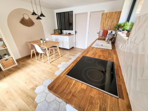 Kitchen, Cocon Nature Montpellier - Jacuzzi & Sauna - 300m du Tramway near La Maison Waucheul