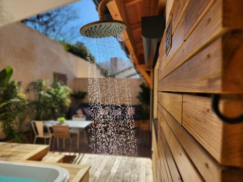 Shower, Cocon Nature Montpellier - Jacuzzi & Sauna - 300m du Tramway near La Maison Waucheul