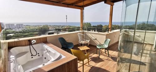 Balkon/terasa, Sea view apartment with Jacuzzi near beach in Nahariya