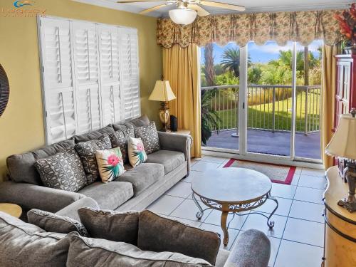 SMP 101 - 3 BR Bchfront Poolside Condo - Sleeps 9!