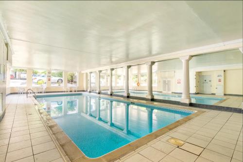 Central Bright 3 Bed Flat with Pool & Parking