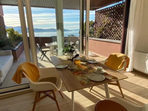 Apartment with Lake View