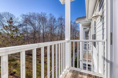 Beachside Waterview 2Br Condo w/ Pool in Greenport