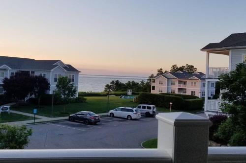 Beachside Waterview 2Br Condo w/ Pool in Greenport