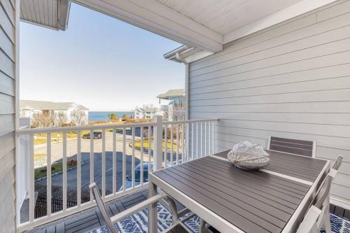 Beachside Waterview 2Br Condo w/ Pool in Greenport