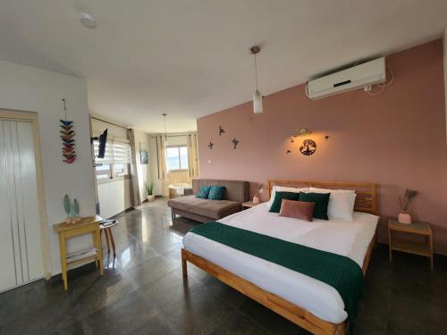 Facilities, Zug Yonim in Livnim