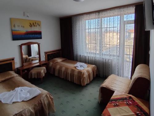 Twin Room with Balcony image 5
