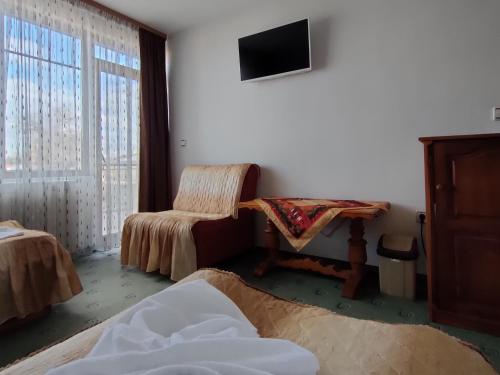 Twin Room with Balcony image 3