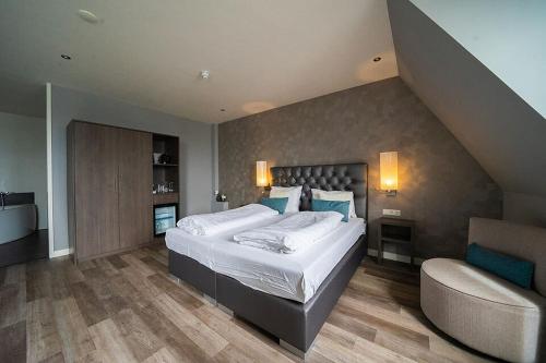 Guestroom, Comfort Rooms by EuroParcs Poort van Amsterdam in Uitdam