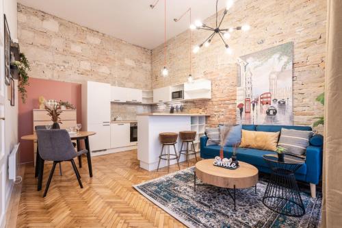 Comfy downtown hideaway with urban touch Room Type - One-Bedroom Apartment