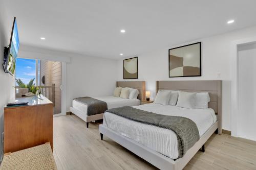 Beachfront beauty! 3 balconies with perfect views Comfortable condo - main image