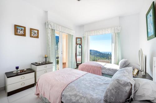Villa with Stunning Views & Private Pool - Tap to explore photos